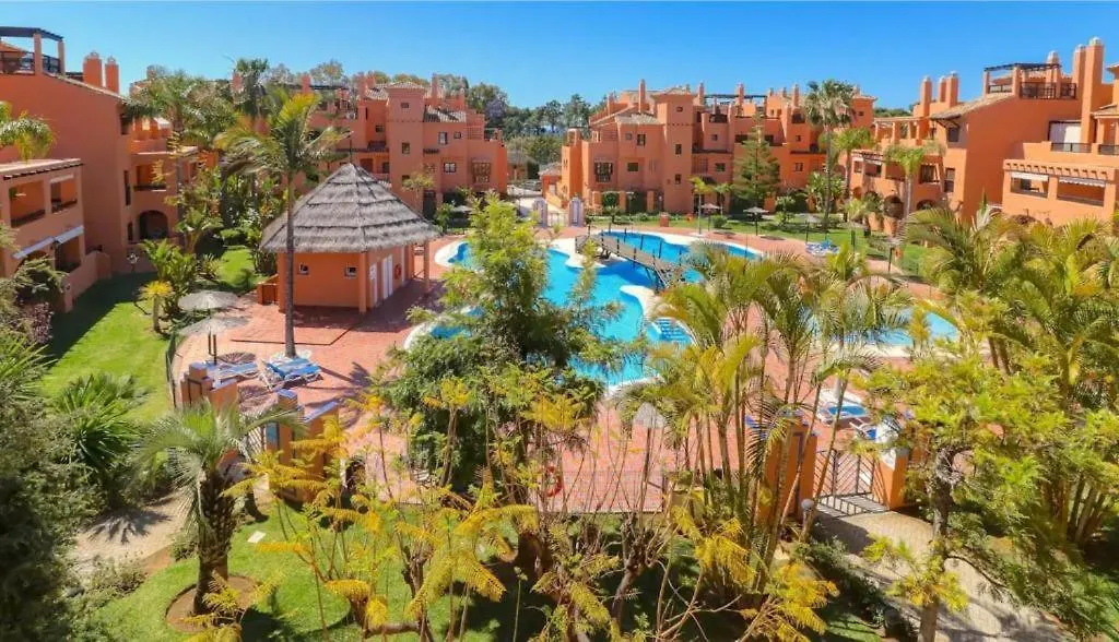Marbella Apartment I Beachside And Extra Spacious, Next To Marriott Playa Andaluza, Private Heated Jacuzzi, 6 Swimming Pools, Gym, Padel & Tennis Estepona